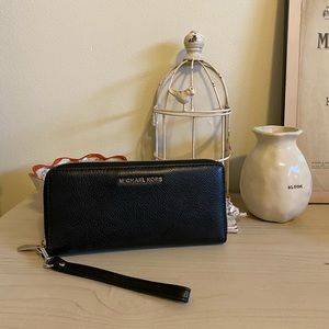 michael kors wristlet wallet